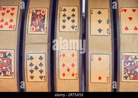 Primo piano di una slot machine vintage con carte da gioco Foto Stock