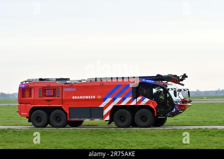 aeroporto vigili del fuoco sulla pista, Paesi Bassi, Schiphol Foto Stock