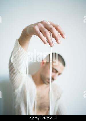 Uomo, capelli corti, triste, gesto, mano, stringa, ritratto, sfocatura Foto Stock