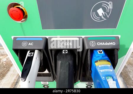 Stazione di ricarica per veicoli elettrici con 3 diversi tipi di prese di corrente, Germania, Renania settentrionale-Vestfalia Foto Stock