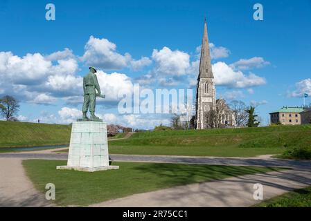 Monumento 'Vore Faldne', memoriale per i soldati caduti all'ingresso della fortezza Kastellet, accanto alla chiesa di San Alban, Copenaghen, Danimarca Foto Stock