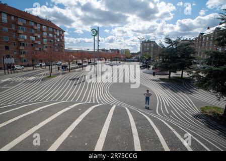 Superkilen, skate Park pubblico con linee bianche, Copenaghen, Danimarca Foto Stock