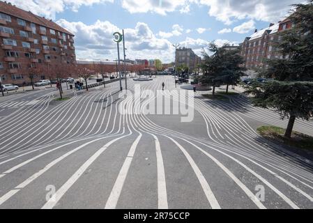 Superkilen, skate Park pubblico con linee bianche, Copenaghen, Danimarca Foto Stock