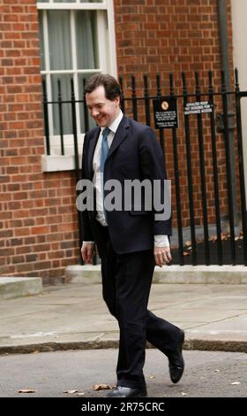 Il cancelliere George Osbourne lascia la strada numero 11 dopo un'ora di incontro con il sindaco Boris Johnson Foto Stock