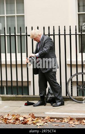 Il sindaco Boris Johnson lascia la strada numero 11 dopo un'ora di incontro con il cancelliere George Osbourne Foto Stock