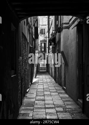Vicolo nel centro storico di Venezia Foto Stock
