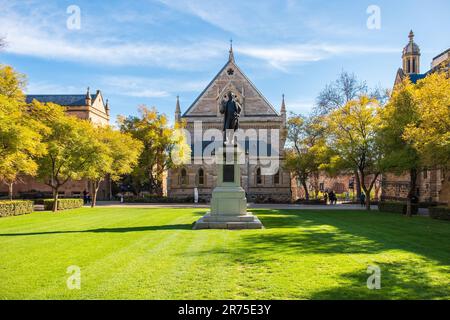 Adelaide, South Australia - 2 settembre 2019: Facciata del campus dell'Università di Adelaide con un monumento di epoca classica in stile gotico in un giorno Foto Stock