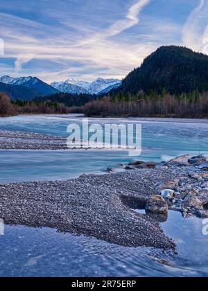 Vista di Lech vicino a Pinswang nella valle tirolese di Lech Foto Stock