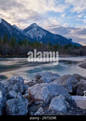 Vista di Lech vicino a Pinswang nella valle tirolese di Lech Foto Stock