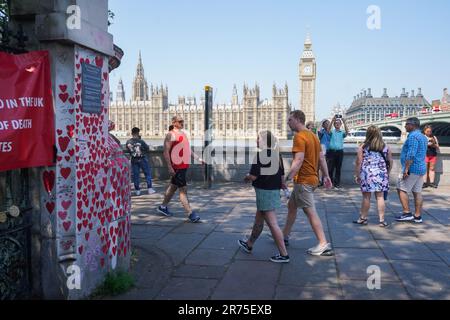 Ondon Regno Unito. 13 giugno 2023 . La gente passa davanti ai cuori dipinti nella sala commemorativa nazionale del Covid per le famiglie perite della pandemia del Covid. L'inchiesta pubblica COVID-19 presieduta dalla baronessa Heather Hallett entra nel suo primo giorno, ascoltando le prove sulla prima indagine - 'resilienza e preparazione' (modulo 1) Che sta esaminando la preparazione per la pandemia - se la pandemia è stata adeguatamente pianificata per e se il Regno Unito è stato adeguatamente pronto per tale eventualità Credit: amer Ghazzal/Alamy Live News Foto Stock