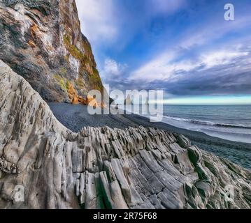 Splendido paesaggio con formazioni rocciose basaltiche Troll Toes sulla spiaggia nera Reynisfjara vicino al villaggio di Vik. Posizione: Spiaggia di Reynisfjara, Vik Village Foto Stock