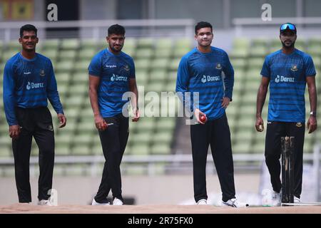 I veloci bowlers del Bangladesh da sinistra Mushfik Hasan, Khaled Ahmed, Tashkin Ahmed ed Ebadot Hossain durante la sessione di pratica al Sher-e-Bangla National Foto Stock