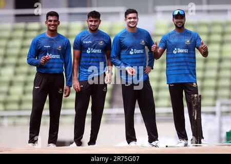 I veloci bowlers del Bangladesh da sinistra Mushfik Hasan, Khaled Ahmed, Tashkin Ahmed ed Ebadot Hossain durante la sessione di pratica al Sher-e-Bangla National Foto Stock