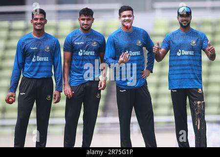 I veloci bowlers del Bangladesh da sinistra Mushfik Hasan, Khaled Ahmed, Tashkin Ahmed ed Ebadot Hossain durante la sessione di pratica al Sher-e-Bangla National Foto Stock