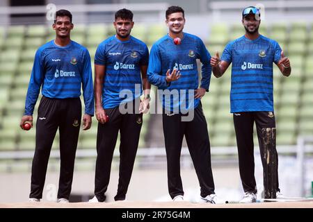 I veloci bowlers del Bangladesh da sinistra Mushfik Hasan, Khaled Ahmed, Tashkin Ahmed ed Ebadot Hossain durante la sessione di pratica al Sher-e-Bangla National Foto Stock