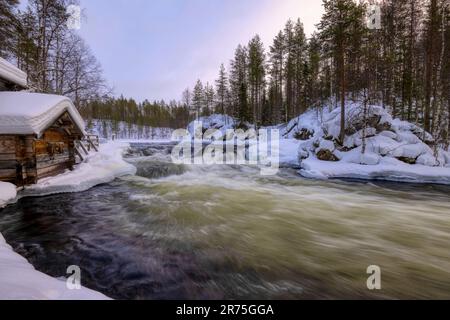 Rapide di Myllykoski e Old Mill a Juuma, Parco Nazionale di Oulankajoki, Regione della Lapponia, Kuusamo, Finlandia, Europa Foto Stock