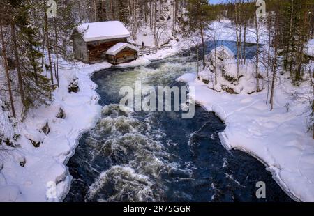 Rapide di Myllykoski e Old Mill a Juuma, Parco Nazionale di Oulankajoki, Regione della Lapponia, Kuusamo, Finlandia, Europa Foto Stock