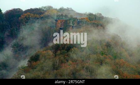 Autunno nebbia e rovina castello Montclair nella foresta sopra il loop Saar vicino Mettlach, Saartal, Saarland, Germania Foto Stock