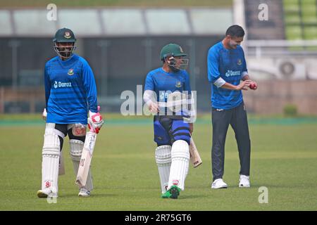 I cricketers del Bangladesh da sinistra Tamim Iqbal Khan, Mushfiqur Rahim e Tashkin Ahmed durante la sessione di pratica allo stadio nazionale di cricket di Sher-e-Bangla Foto Stock