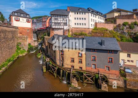 Mulino Hackenberger con la cascata di Leukbach e Amüseum a Saarburg sulla Saar, Valle di Saar, Renania-Palatinato, Germania, Parco Naturale Saar-Hunsrück Foto Stock