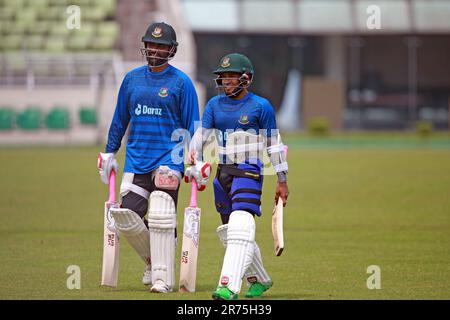 I cricketers del Bangladesh da sinistra Tamim Iqbal Khan, Mushfiqur Rahim durante la sessione di pratica allo stadio nazionale di cricket di Sher-e-Bangla (SBNCS) avanti Foto Stock