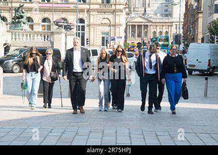 Liverpool, Regno Unito. 13th giugno, 2023. I membri della famiglia, tra cui nonna e fratelli, di Ellie Edwards arrivano ai tribunali della Regina Elisabetta II a Liverpool mentre il processo continua oggi. Elle, un estetista di 26 anni, è stato ucciso a colpi di arma da fuoco fuori dal faro di Wallasey poco prima della mezzanotte della vigilia di Natale. Sia Conor Chapman, sia Thomas Waring appaiono in tribunale accusati insieme di vari reati, tra cui l'omicidio. (Terry Scott/SPP) Credit: SPP Sport Press Photo. /Alamy Live News Foto Stock