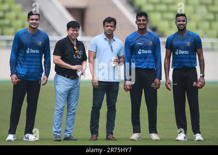 Dal veloce bowler sinistro Tashkin Ahmed, il capo selettore Minhazul Abedin, il selettore Abdur Razzak veloce bowler Mushfik Hasan ed Ebadot Hossain come Bangladese Foto Stock