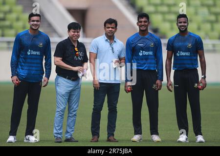 Dal veloce bowler sinistro Tashkin Ahmed, il capo selettore Minhazul Abedin, il selettore Abdur Razzak veloce bowler Mushfik Hasan ed Ebadot Hossain come Bangladese Foto Stock