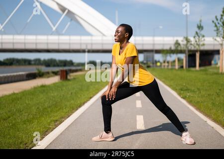La giovane donna ama fare esercizio all'aperto. Foto Stock