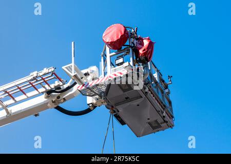 Torri di sollevamento cabina sul braccio per lavori di salvataggio sullo sfondo del cielo blu. Primo piano. Foto Stock