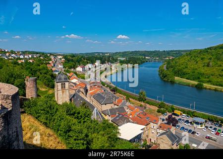 Vista dal castello di Sierck su Sierck-les-Bains e la Mosella, Mosella, Lorena, Francia, Sierck-les-Bains, Valle della Mosella, Mosella, Grand Est, Alsazia-Champagne-Ardenne-Lorena, Francia Foto Stock