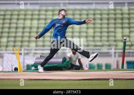 Il veloce bowler Bangladese Tashkin Ahmed Bowl durante la sessione di allenamento allo Sher-e-Bangla National Cricket Stadium (SBNCS) prima della partita di test Alone Foto Stock