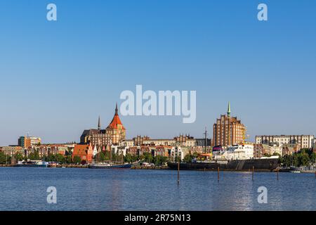 Vista sul fiume Warnow fino alla città anseatica di Rostock. Foto Stock