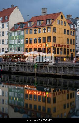 Nyhavn con case colorate, è considerata la più importante vista a Copenaghen, Danimarca Foto Stock