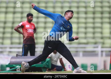 Il veloce bowler Bangladese Tashkin Ahmed Bowl durante la sessione di allenamento allo Sher-e-Bangla National Cricket Stadium (SBNCS) prima della partita di test Alone Foto Stock