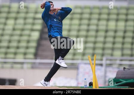 Il veloce bowler Bangladese Tashkin Ahmed Bowl durante la sessione di allenamento allo Sher-e-Bangla National Cricket Stadium (SBNCS) prima della partita di test Alone Foto Stock