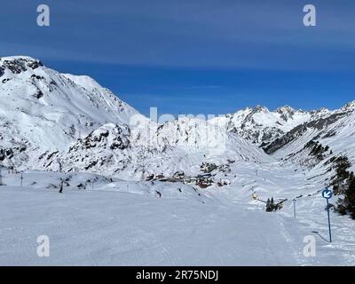 Mondo di montagna di Arlberg, vista di St. Christoph, stazione sciistica di Arlberg, Ski Arlberg, St Anton, St. Christoph, Stuben, Zürs, Lech, paesaggio invernale, piste da sci, cielo blu, sole, montagne, natura, Attività, St. Christoph am Arlberg, Tirolo, Austria Foto Stock