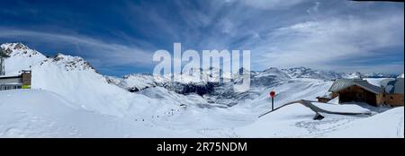 Panorama, Rifugio Ulmer, Rifugio per club alpini, sezione Ulm, mondo di montagna dell'Arlberg, comprensorio sciistico Arlberg, sci Arlberg, St. Anton, St. Christoph, Stuben, Zürs, Lech, paesaggio invernale, piste da sci, cielo blu, sole, montagne, natura, Attività, St. Anton am Arlberg, Tirolo, Austria Foto Stock