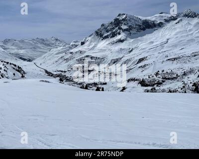 Neve mondo invernale sul Arlberg, vista di Zürs, stazione sciistica Arlberg, Ski Arlberg, St Anton, St. Christoph, Stuben, Zürs, Lech, paesaggio invernale, piste da sci, cielo blu, sole, montagne, natura, Attività, Zürs am Arlberg, Vorarlberg, Austria Foto Stock