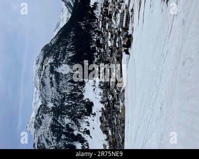 Mondo di montagna di Arlberg, vista di Lech, Rüfikopf, stazione sciistica di Arlberg, Ski Arlberg, St Anton, St. Christoph, Stuben, Zürs, Lech, paesaggio invernale, piste da sci, cielo blu, sole, montagne, natura, Attività, Lech am Arlberg, Vorarlberg, Austria Foto Stock