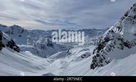 Mondo di montagna di Arlberg, vista a Zürser Täli, Zürs, stazione sciistica di Arlberg, Ski Arlberg, St Anton, St. Christoph, Stuben, Zürs, Lech, paesaggio invernale, piste da sci, cielo blu, sole, montagne, natura, Attività, Zürs am Arlberg, Vorarlberg, Austria Foto Stock