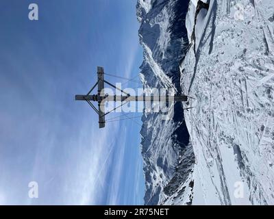 Croce sommitale e mondo di montagna di Arlberg, stazione sciistica di Arlberg, Ski Arlberg, St. Anton, St. Christoph, Stuben, Zürs, Lech, paesaggio invernale, piste da sci, cielo blu, sole, montagne, natura, Attività, St. Christoph am Arlberg, Tirolo, Austria Foto Stock