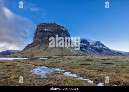 Imponente montagna situata sulla circonvallazione nel sud dell'Islanda Foto Stock