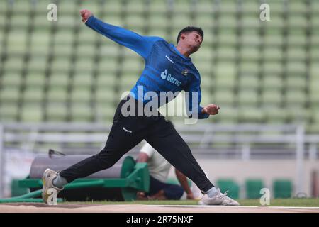 Il veloce bowler Bangladese Tashkin Ahmed Bowl durante la sessione di allenamento allo Sher-e-Bangla National Cricket Stadium (SBNCS) prima della partita di test Alone Foto Stock