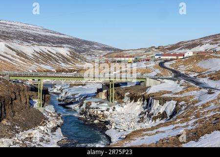 Vista invernale del ponte che conduce al Canyon Studlagil Foto Stock