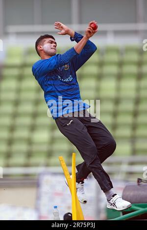 Il veloce bowler Bangladese Tashkin Ahmed Bowl durante la sessione di allenamento allo Sher-e-Bangla National Cricket Stadium (SBNCS) prima della partita di test Alone Foto Stock