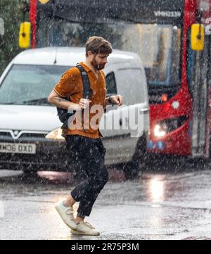 PIC show: Flash storm hits Londra Highgate adoratori del sole sono stati catturati da tuoni e fulmini in Highgate North London Dress per l'onda di calore Foto Stock