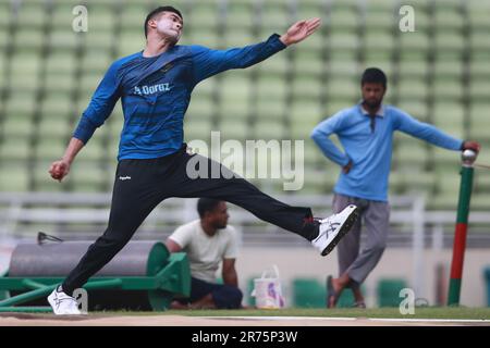 Il veloce bowler Bangladese Tashkin Ahmed Bowl durante la sessione di allenamento allo Sher-e-Bangla National Cricket Stadium (SBNCS) prima della partita di test Alone Foto Stock