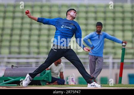 Il veloce bowler Bangladese Tashkin Ahmed Bowl durante la sessione di allenamento allo Sher-e-Bangla National Cricket Stadium (SBNCS) prima della partita di test Alone Foto Stock
