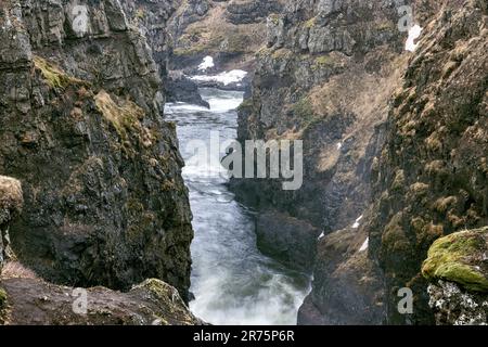 Canyon di Kolugljufur e cascata nel nord dell'Islanda Foto Stock